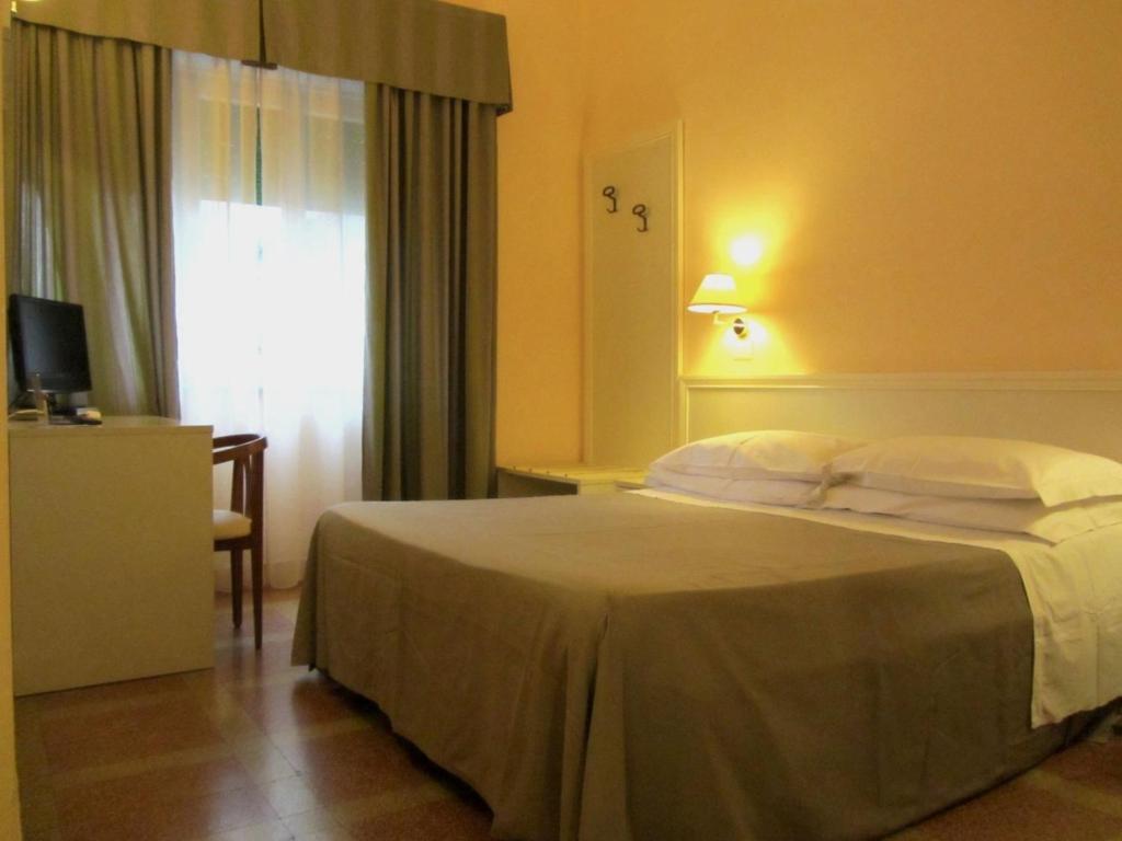 Hotel Ausonia Follonica Habitación foto